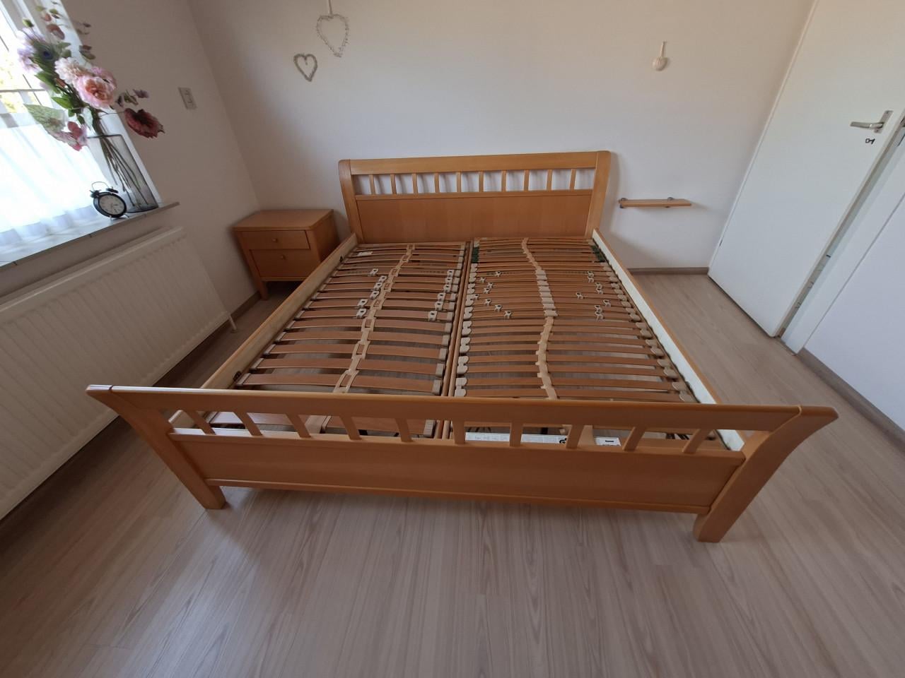 Bed incl. Hülsta verstelbare lattenbodems en nachtkastje