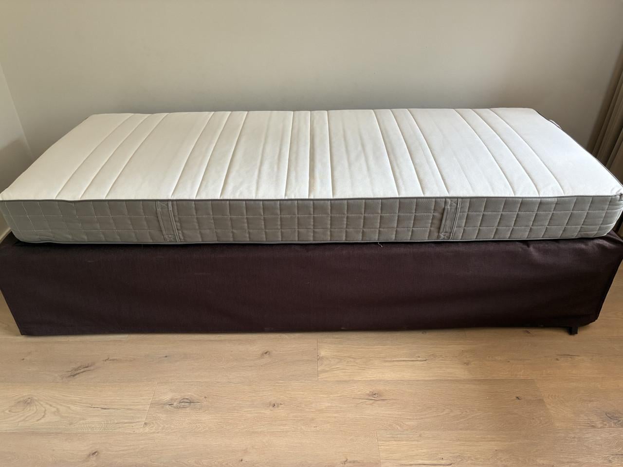 Onderschuifbed, 80 x 200 . 2 bedden in een! Lattenbodems. (Ook als bank!)