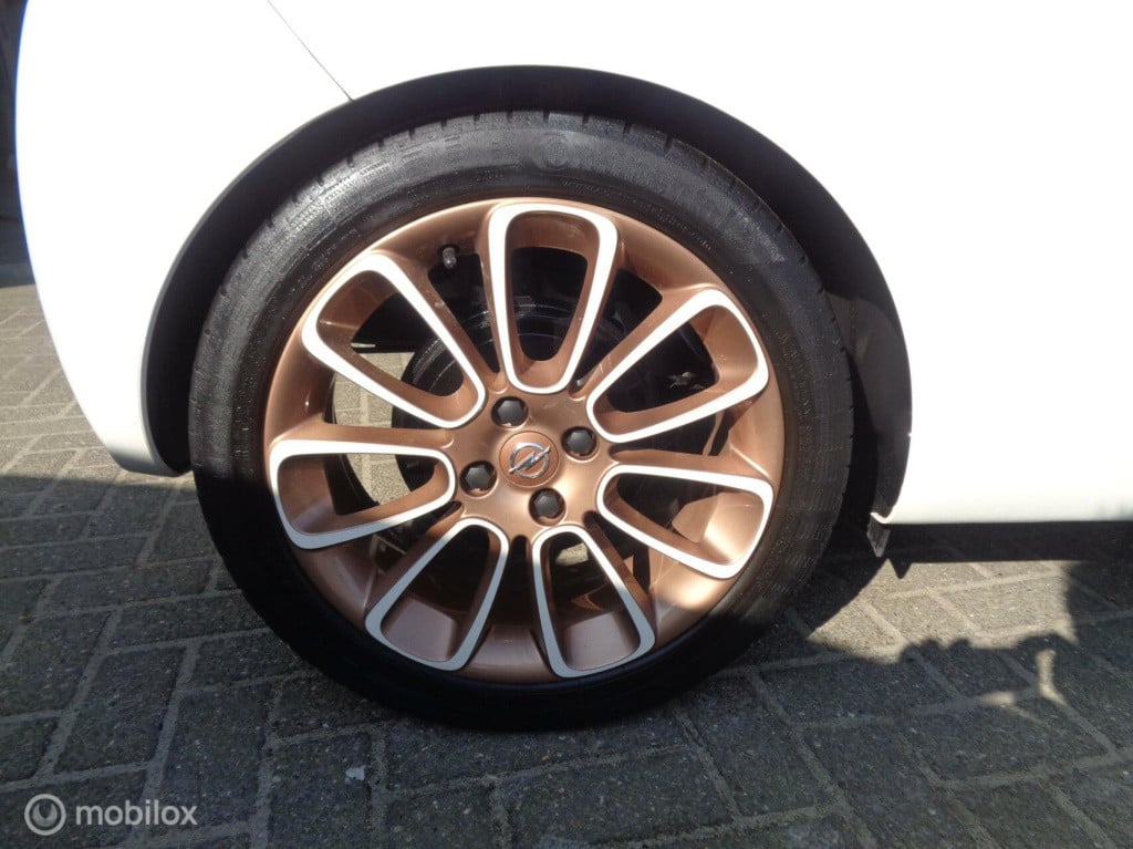 Opel Adam 1.4 74kw glam/airco/pdc/17'' lm velgen/bi color/half leer/special