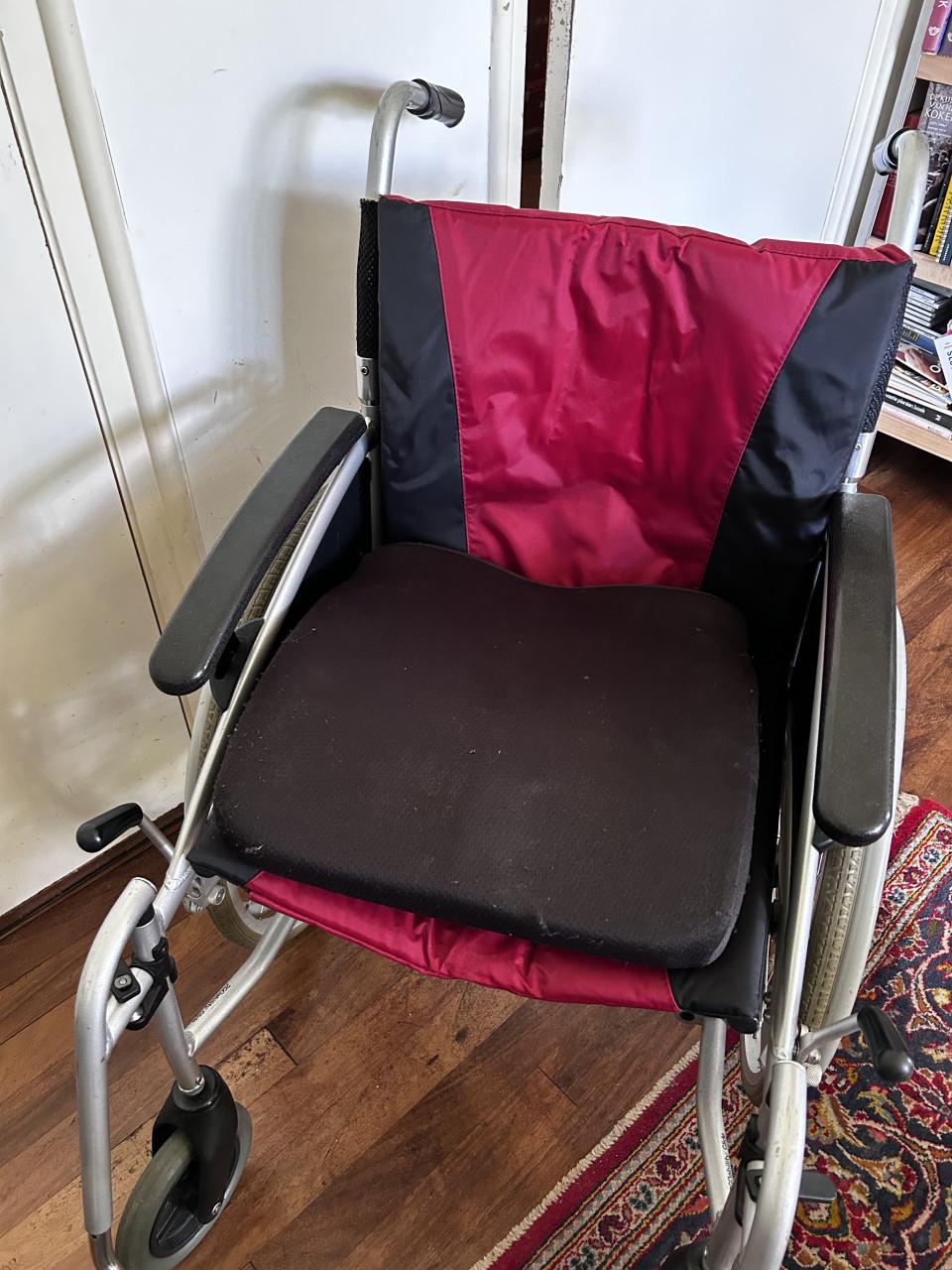 Rolstoel lichtgewicht, Vierpoot wandelstok (nieuw) en éénhandige rollator