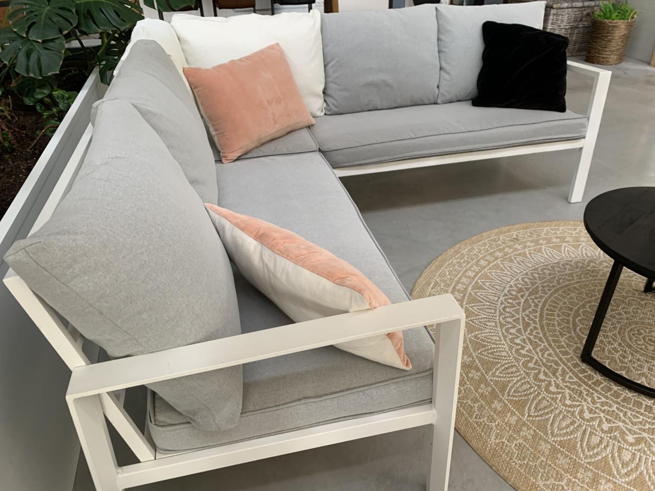 Wit aluminium loungeset, met schone kussens, en tafel.