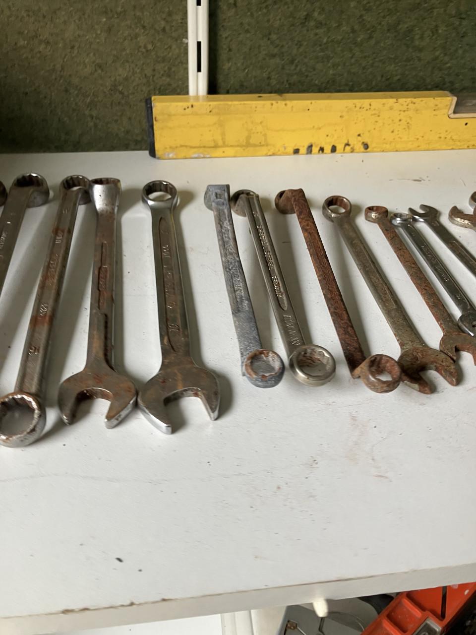 Te koop diverse handgereedschappen liefst in een koop