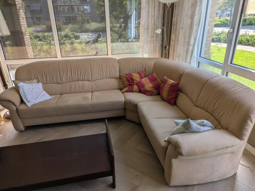 Grote L-Vormige Hoekbank Lichte Beige/Zandkleur – Nette Staat