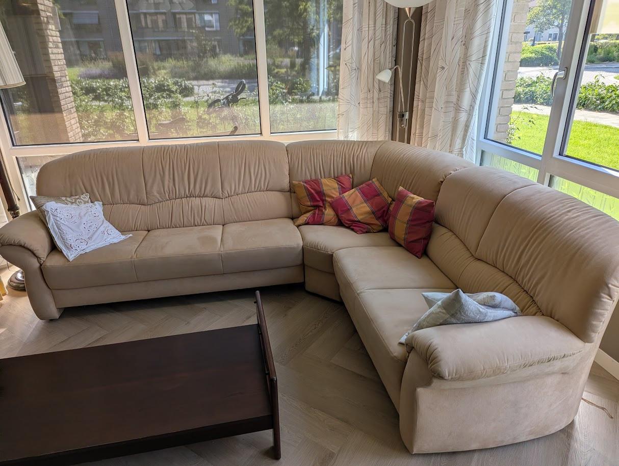 Grote L-Vormige Hoekbank Lichte Beige/Zandkleur – Nette Staat