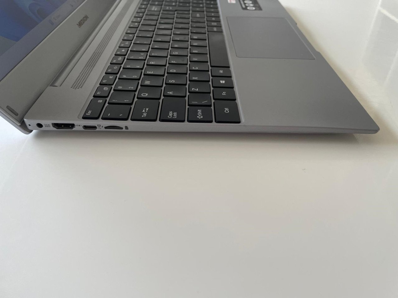 Medion 15.6 inch laptop - met Windows 11 512GB SSD 8GB Office pakket Sleeve