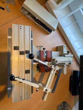 In goede staat Gravograph met messing letterbakken  blok letters en schuine