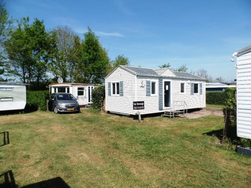 Keurig chalet met middenkamer op kavel camping nabij Grevelingenmeer