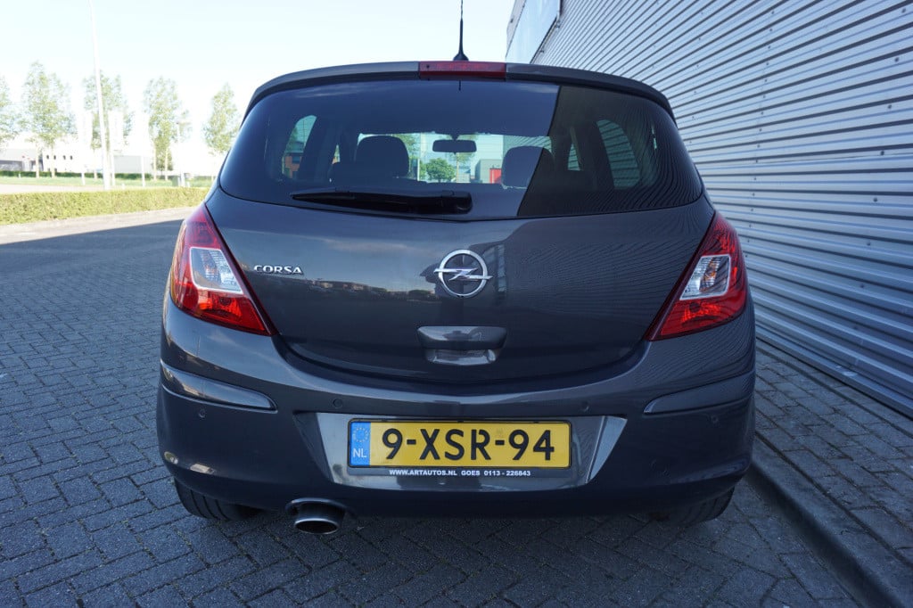 Opel Corsa 1.4-16v blitz airco / navi / cruise / elektr. ramen / parkeers. 