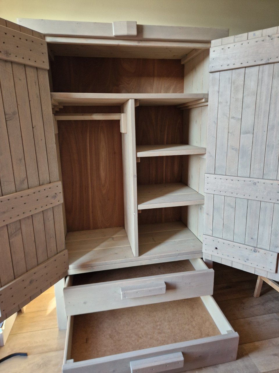 Kinderkamer steigerhout (bed, nachtkastje en kledingkast)
