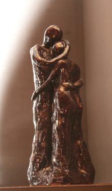 "de Omhelzing" keramieken beeld