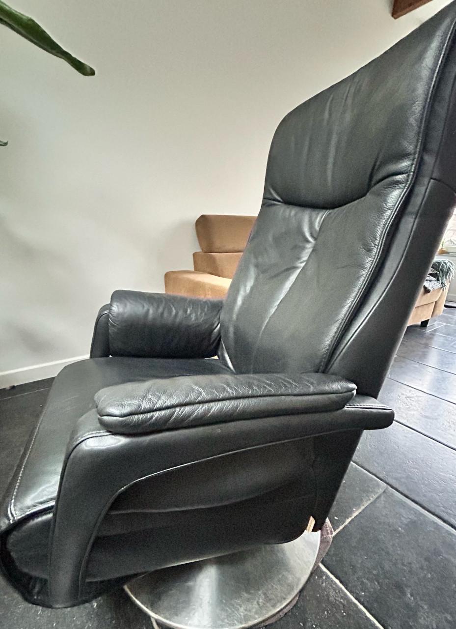 Prominent leren relaxfauteuil / sta op stoel