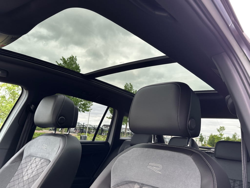 Volkswagen Tiguan 1.5 tsi 150pk dsg r-line blackstyle | panoramadak | trekh