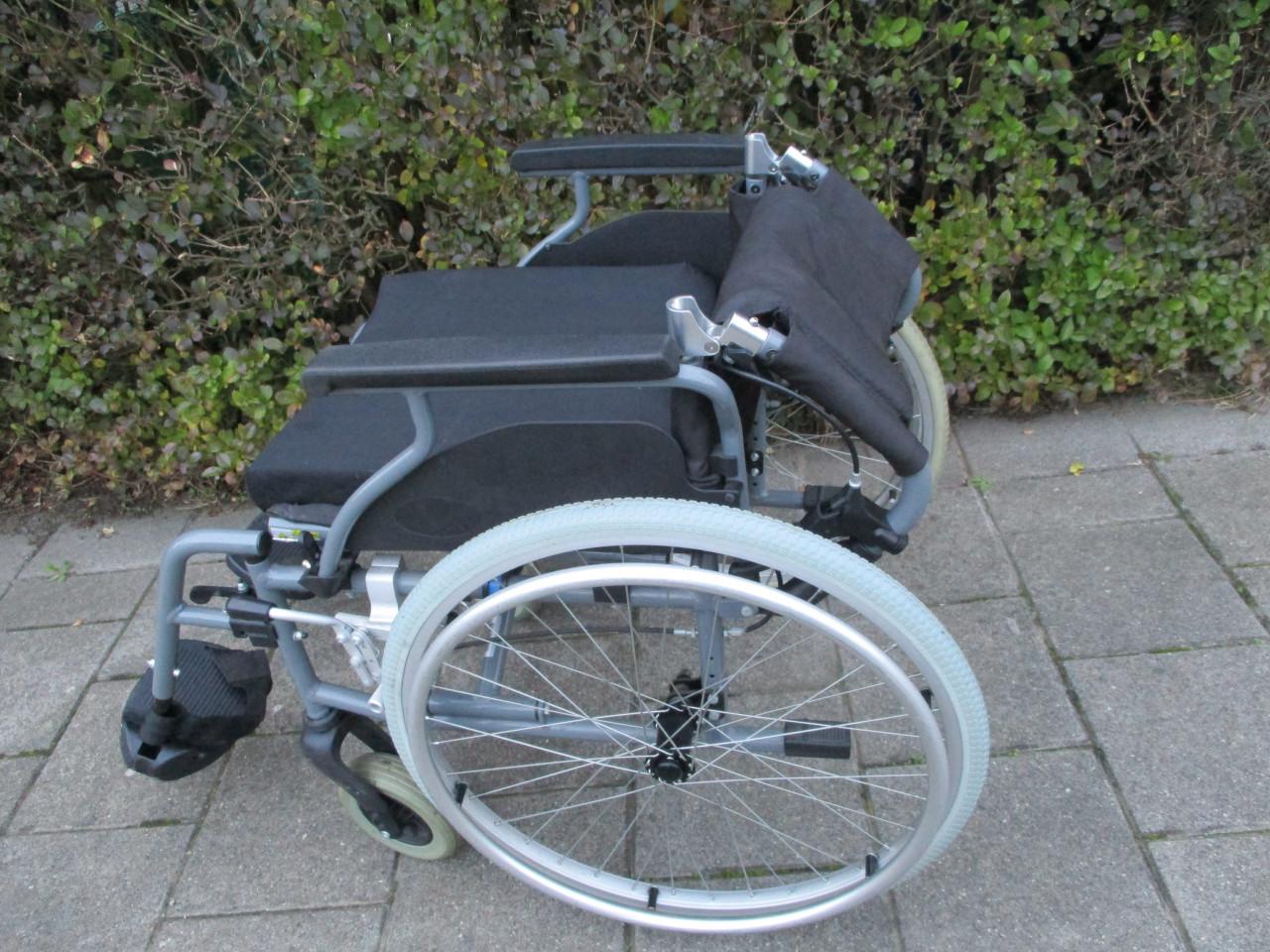 Rolstoel met handremmen en omklapbare duw handgrepen