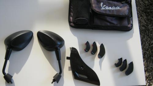 TE KOOP VESPA KORTE SPIEGELS EN VESPA TASJE EN 3X VINNEN