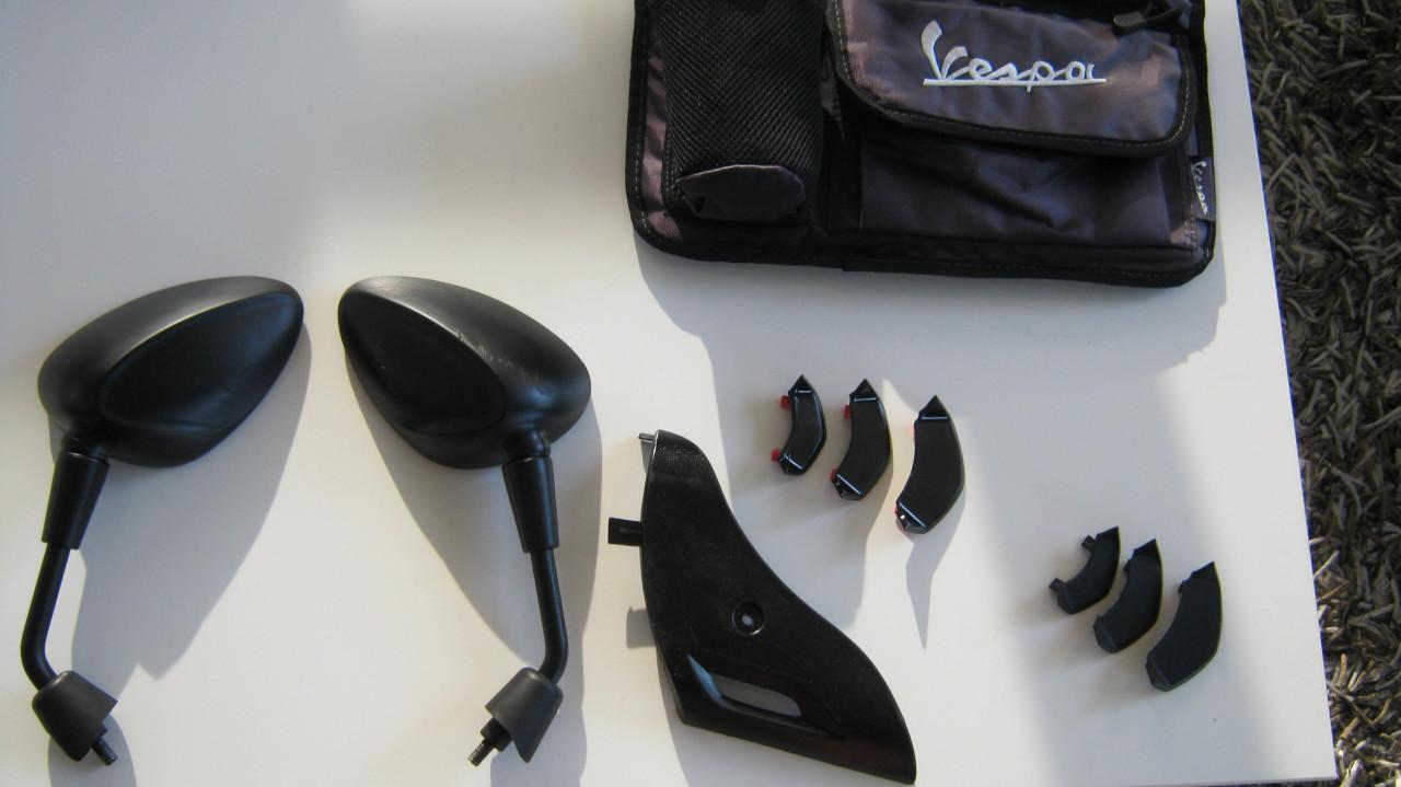 TE KOOP VESPA KORTE SPIEGELS EN VESPA TASJE EN 3X VINNEN