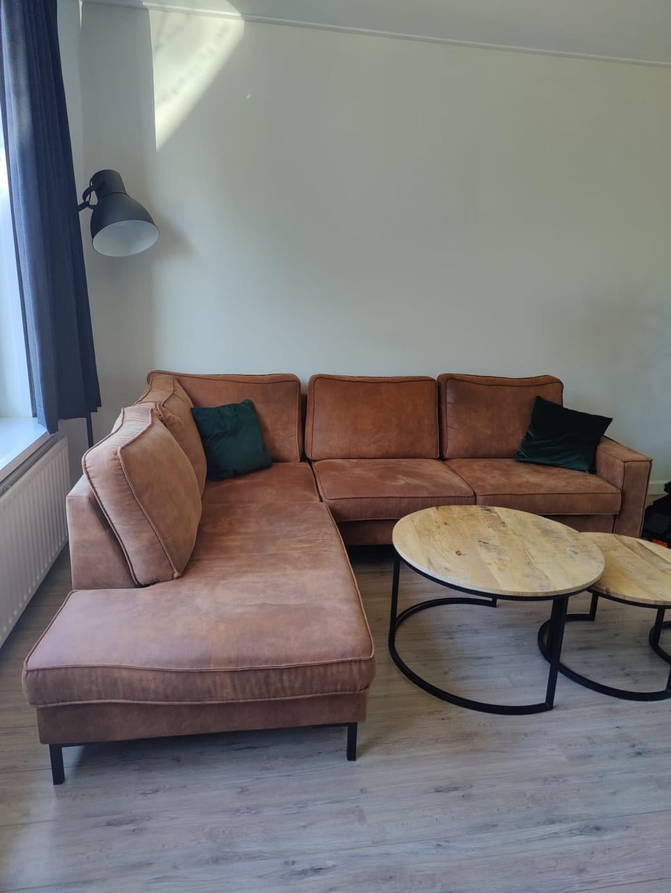 Hoekbank, eettafel + stoelen, salontafeltjes, dressoir