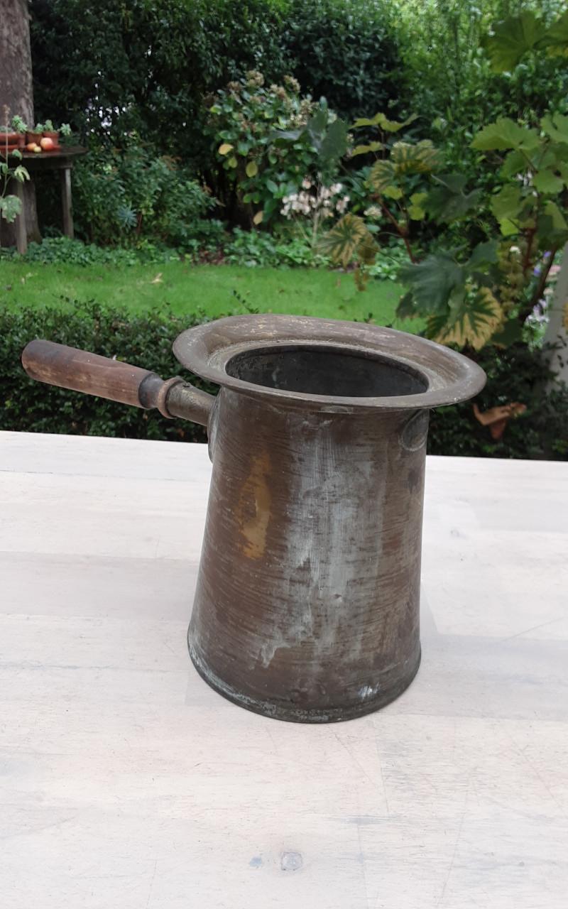 Koperen kan met houten steel