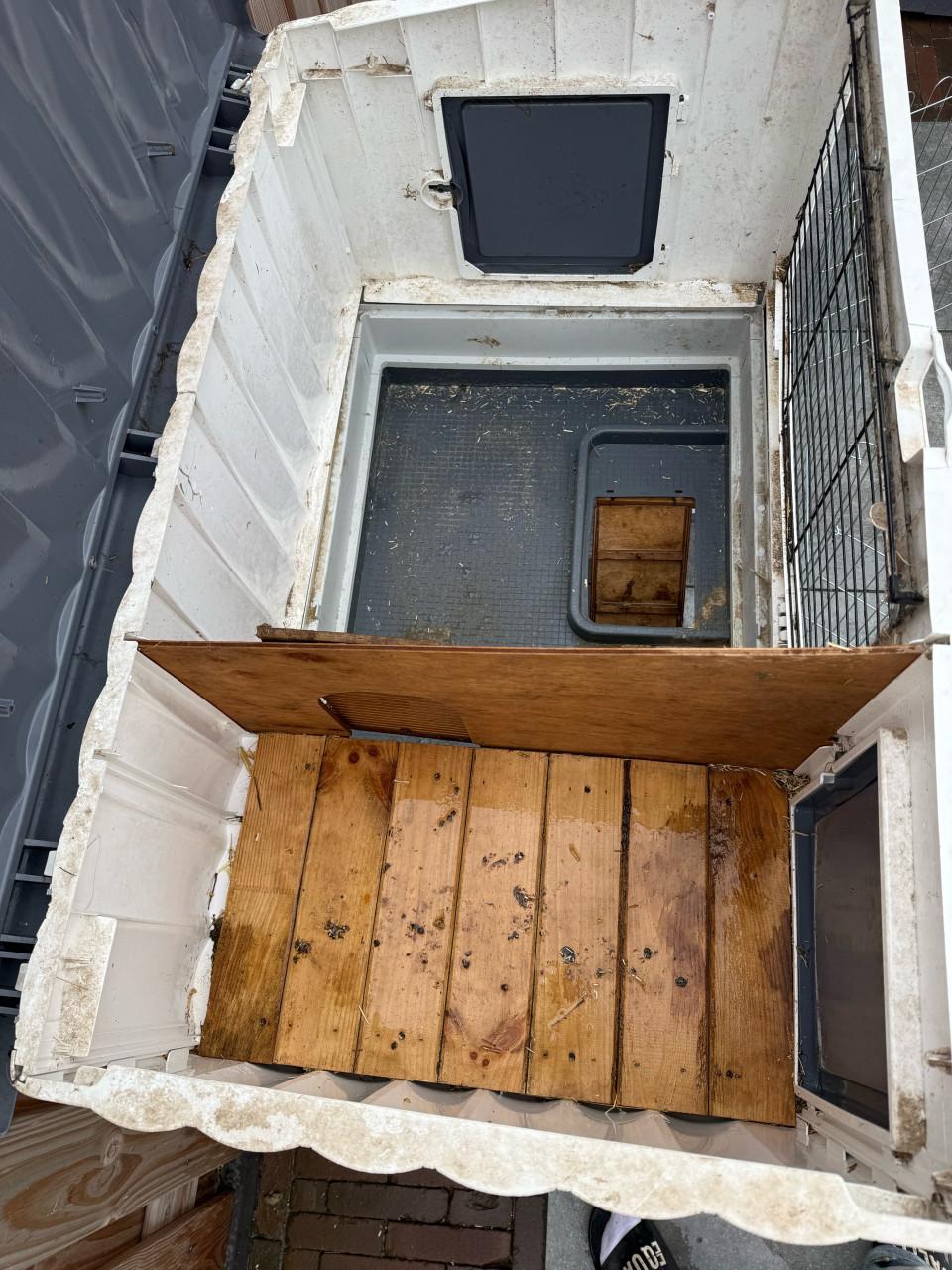 Kunststof konijnenhok, compleet (nieuw nieuwprijs € 290)