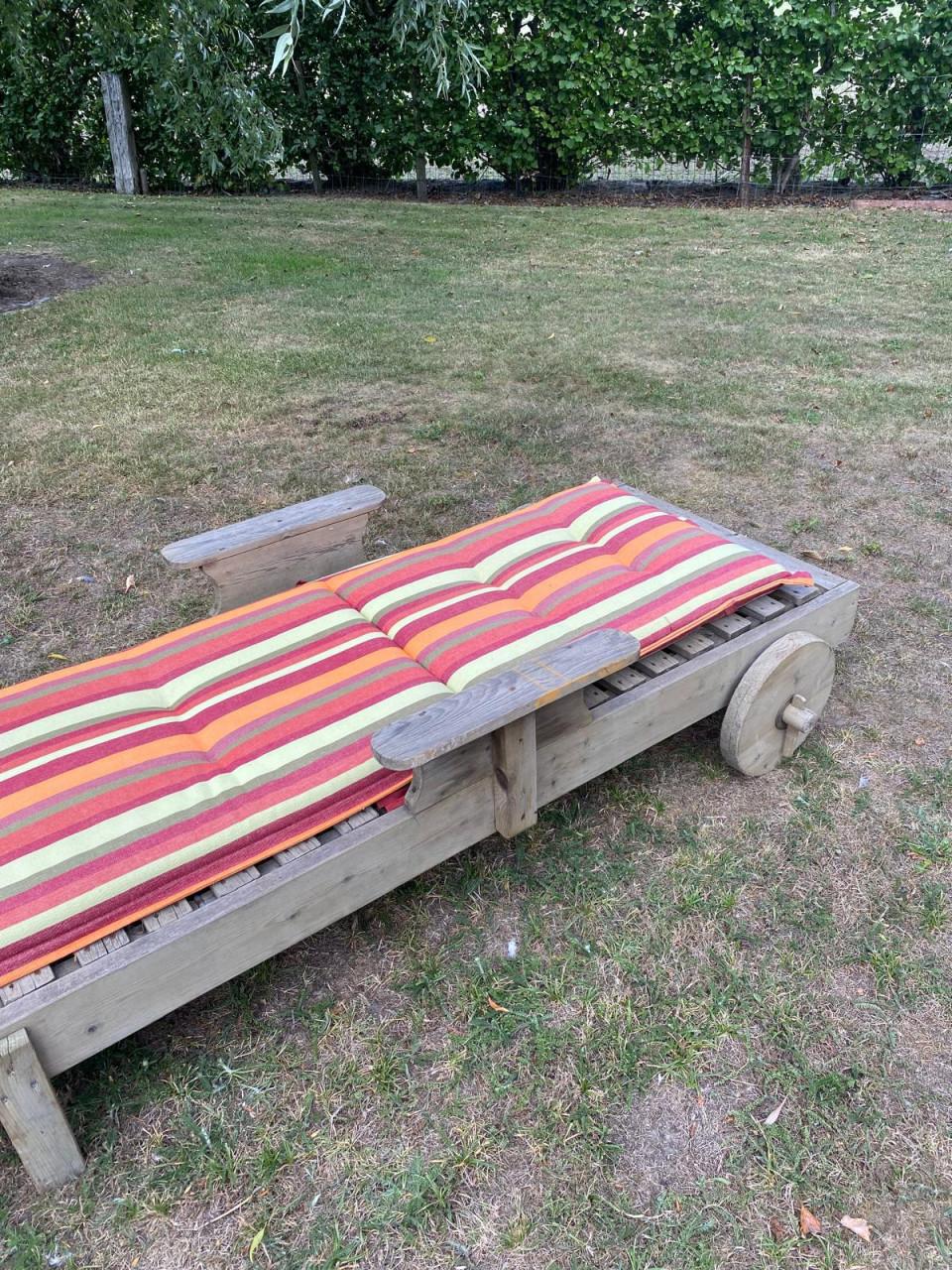 Houten ligstoel met kussen