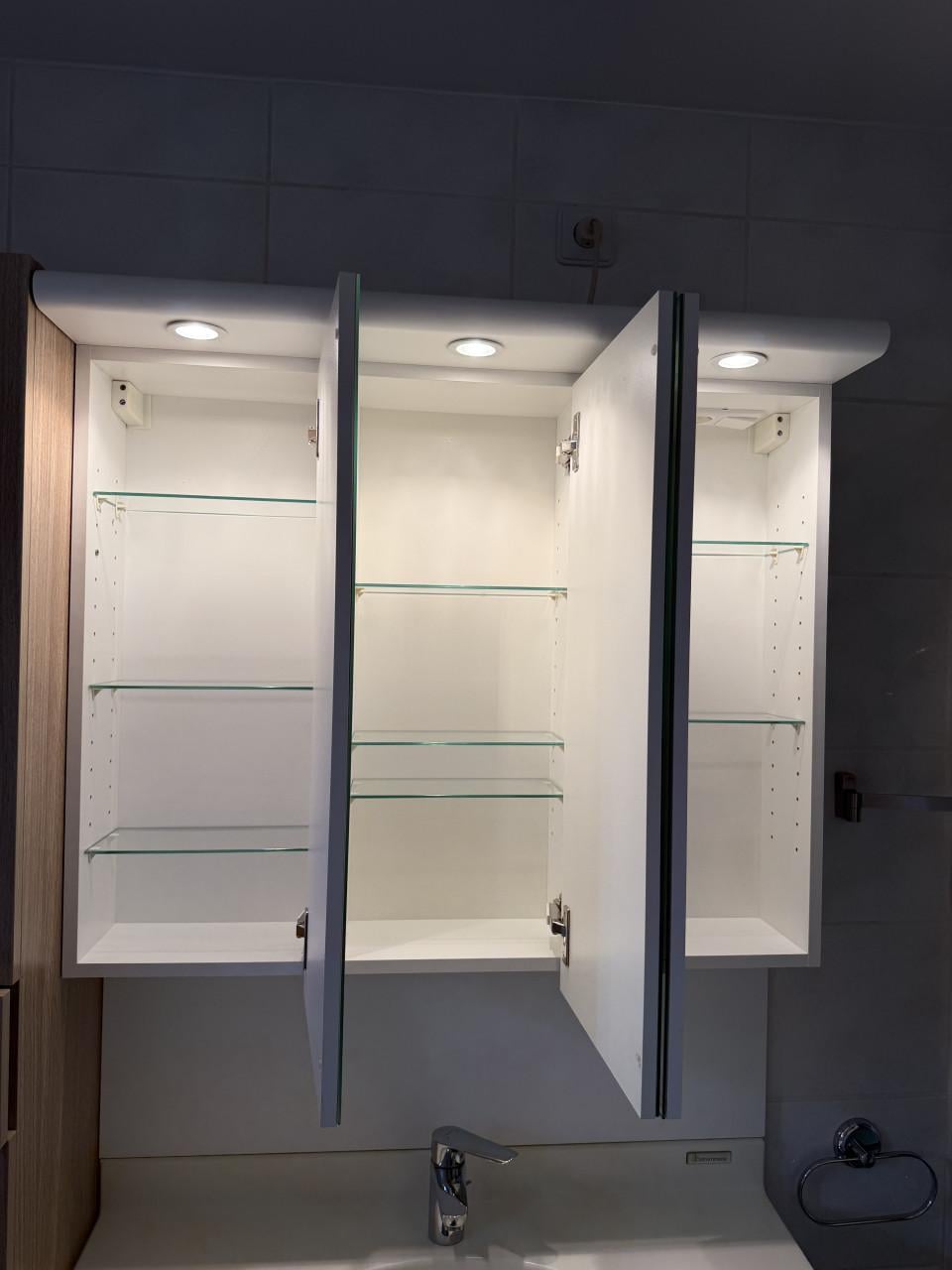 Detremmerie spiegelkast met verlichting en glazen planken