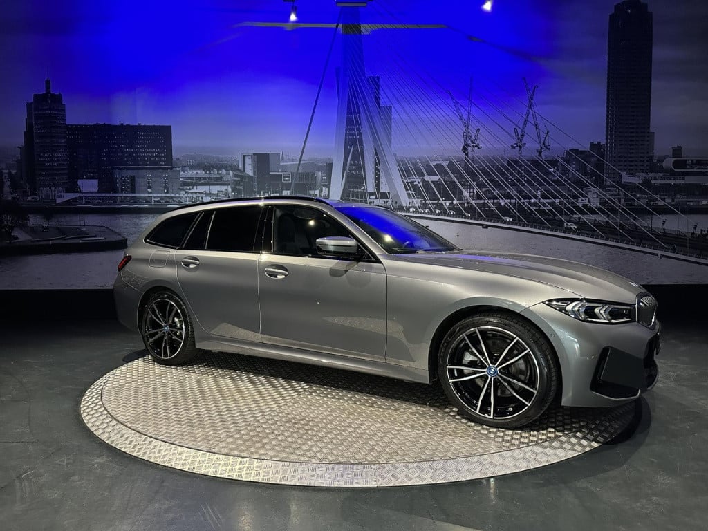 BMW 3-serie touring 330e xdrive *pano*360camera*sportstoelen*laser*