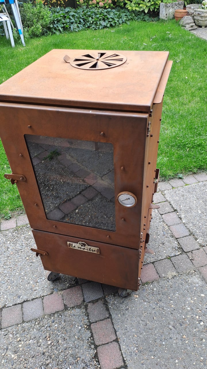 Le Maitre. Tuinhaard/terraskachel, BBQ en Rookoven