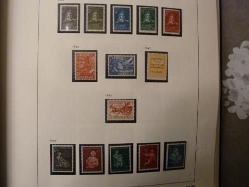 RUIM 700 POSTZEGELS IN LUXE DAVO ALBUM.