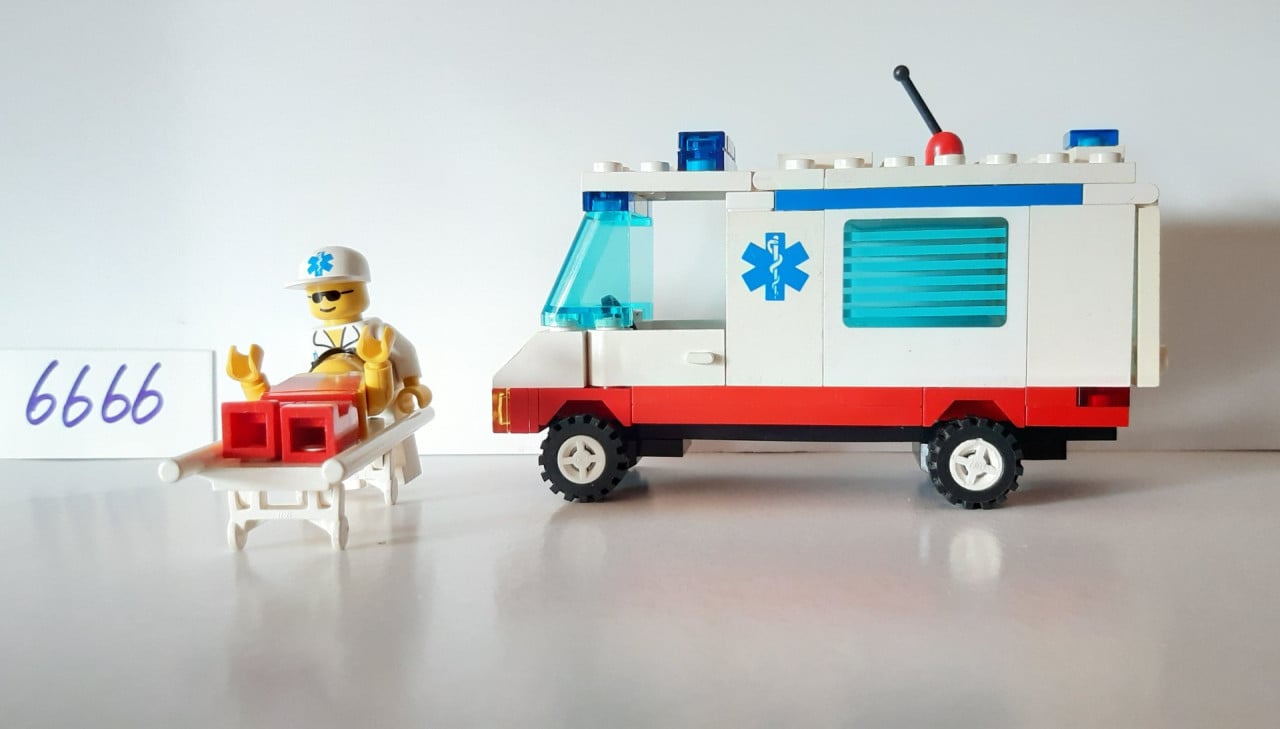 Lego 6666 Classic ziekenhuis: ambulance