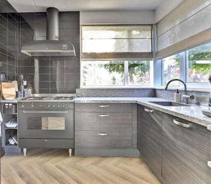 Keuken met inbouwapparatuur