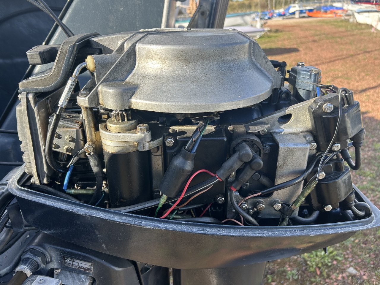 Kajuitboot Yamaha 20 PK met wat werk