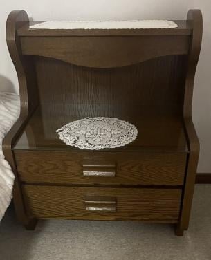 Twee donker eiken nachtkastjes