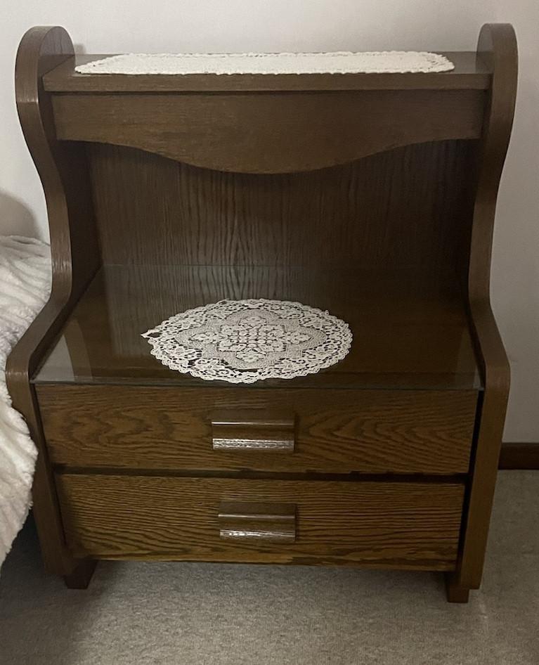 Twee donker eiken nachtkastjes