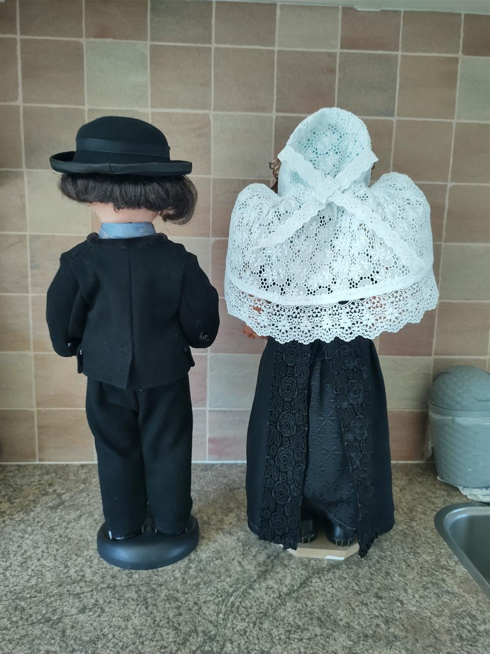 2 prachtige poppen met Walcherse klederdracht. Staart muts, Zeeland