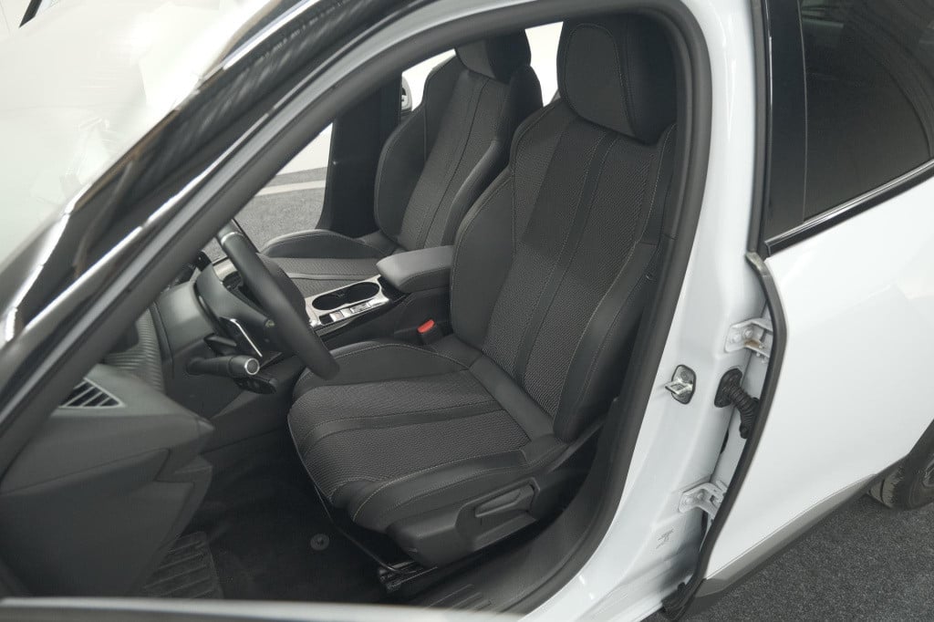 Peugeot 2008 puretech 130 eat8 gt | camera | apple carplay | parkeersensore