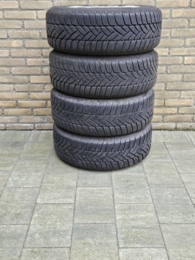 Vier winterbanden met stalen velgen