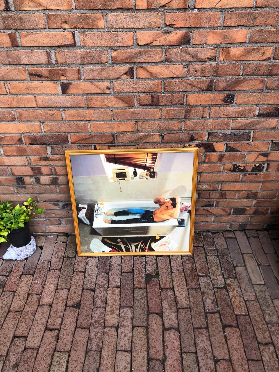 Poster ingelijst achter ontspiegeld glas.