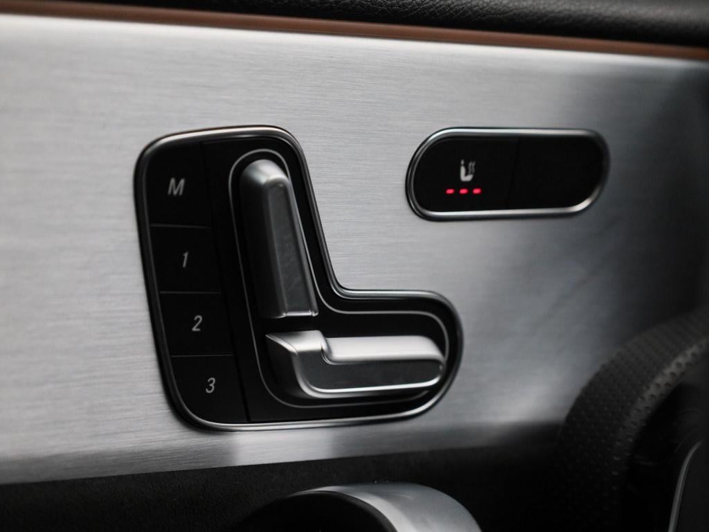 Mercedes-Benz A-Klasse limousine a 250 e amg line | automaat | panoramadak 