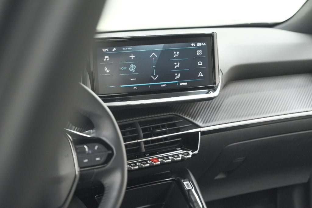Peugeot E-2008 ev active 50 kwh | parkeersensoren | apple carplay | climate