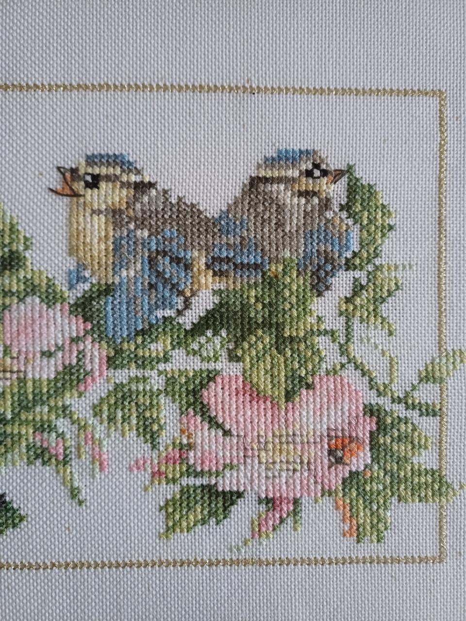 Schilderij geborduurde pimpelmeesjes en bloemen