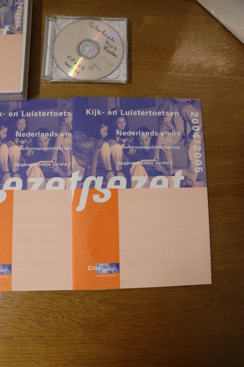 Kijk- en luistertoets Nederland Kaderberoepsgerichte leerweg 2004/2005