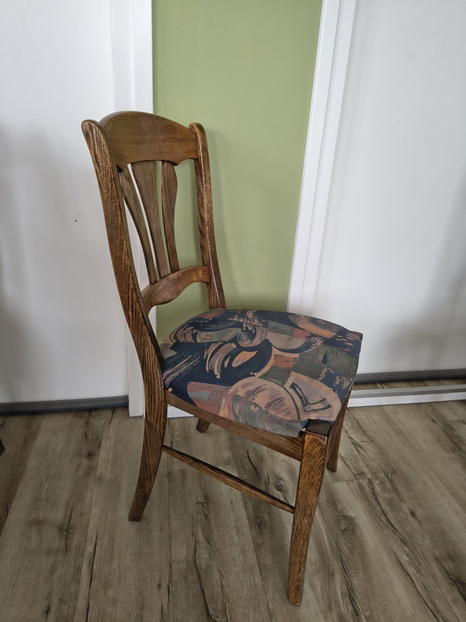 Prachtige donker eiken eetkamerstoelen, nette houten stoelen.