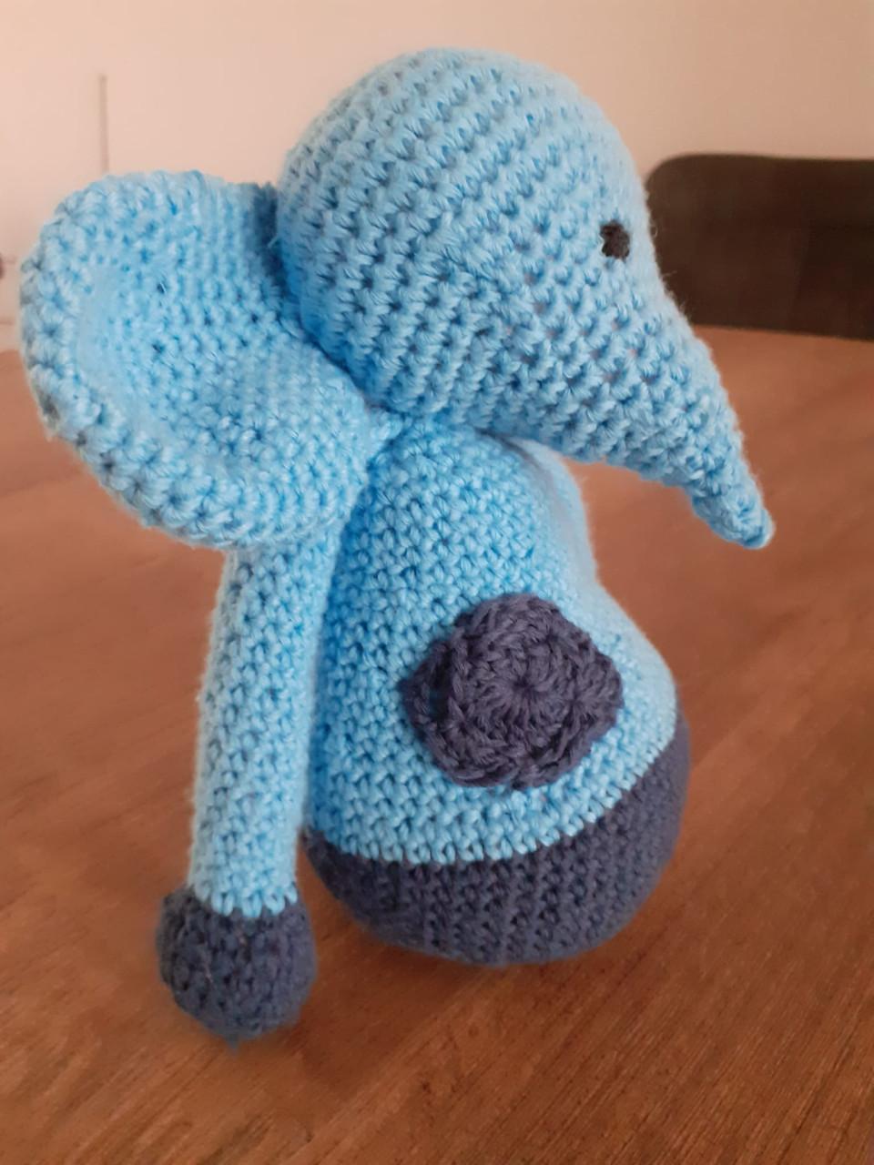 Gehaakte tuimelaar, 2 stuks: 1 olifant en 1 hond - 5 euro per stuk