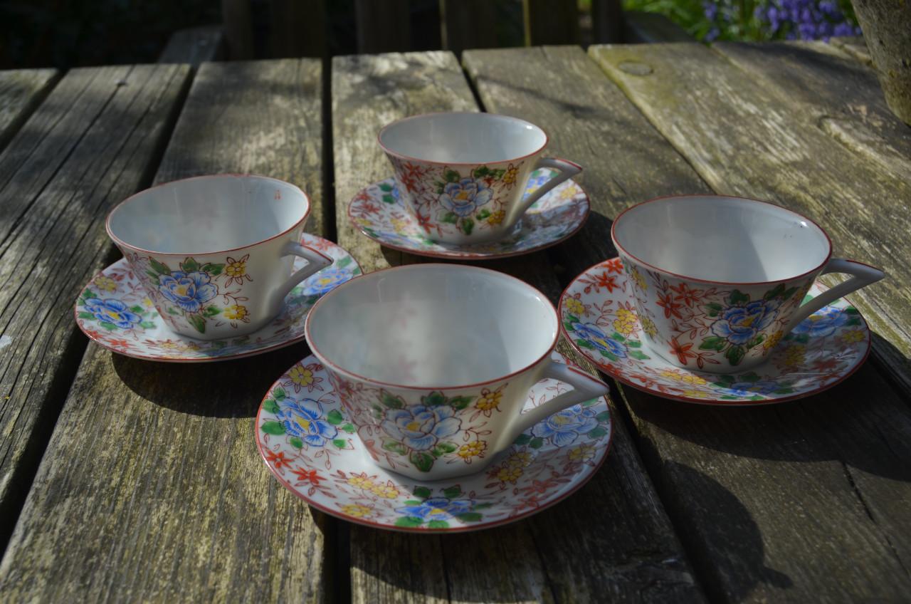 Prachtig kinder/poppenserviesje porselein