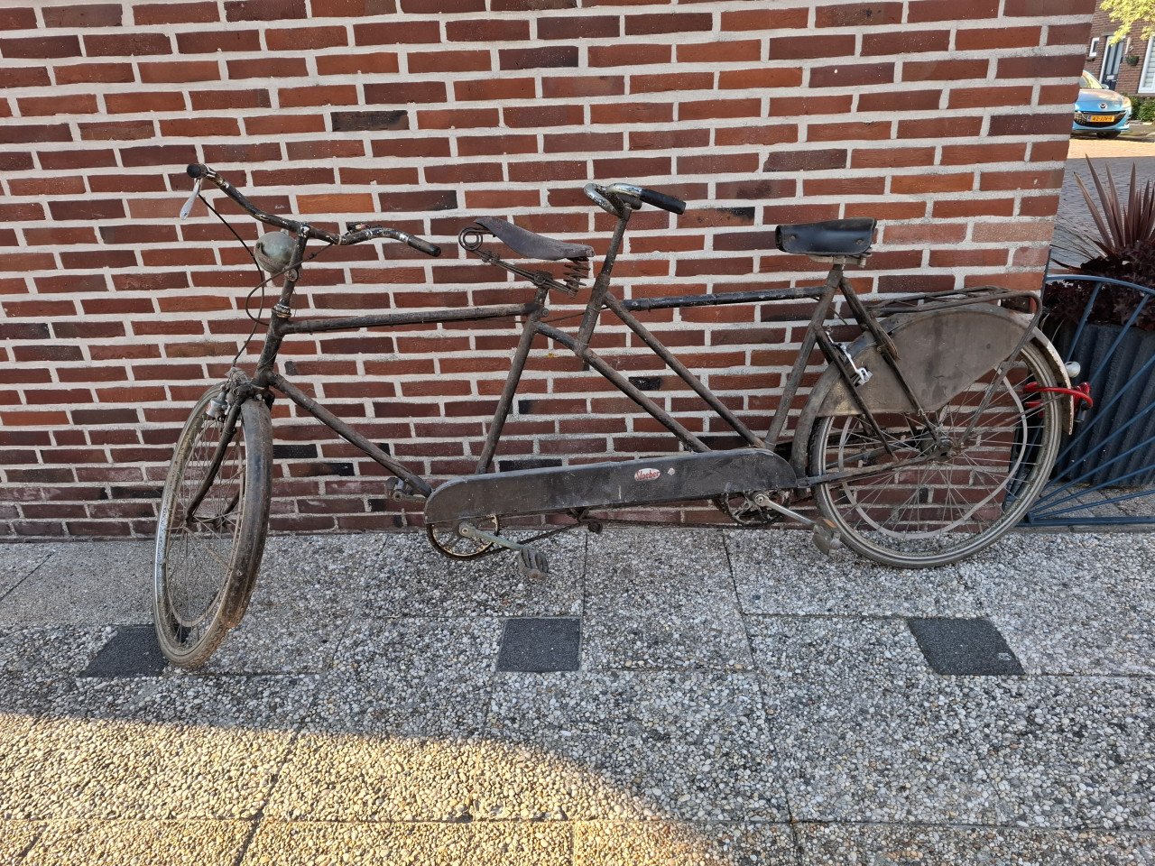 Een gekke oude tandem voor decoratie