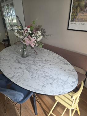 Eettafel met marmerlook tafelblad