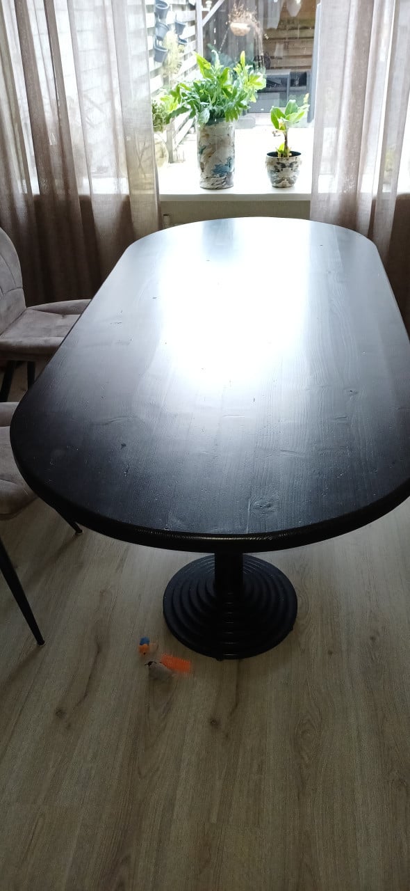 Ovale tafel met gietijzeren poten