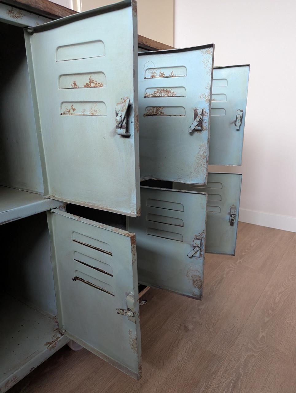 Industrieel locker kastje met houten blad