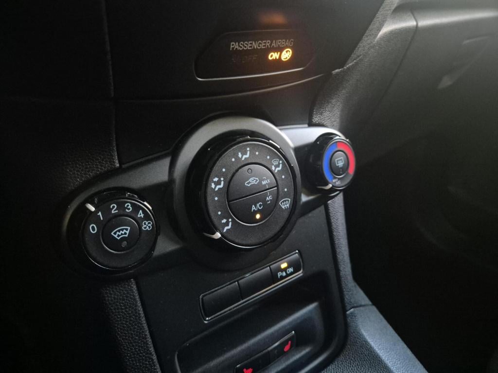 Ford Fiesta 1.25 / nieuwe db riem / parkeersensoren / stoelverwarming