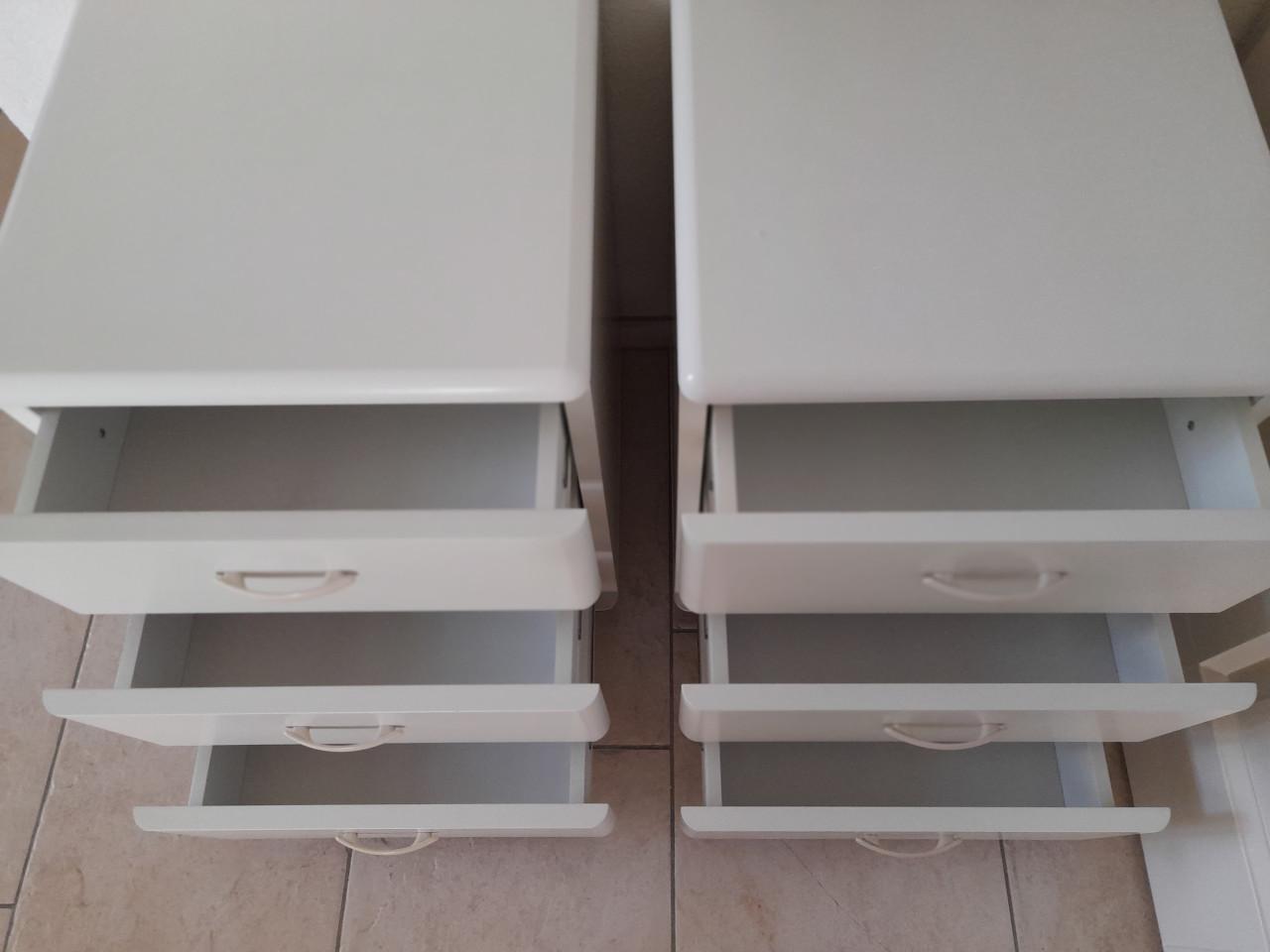 2 Nachtkastjes (in goede staat )  40 x 37 x 56H