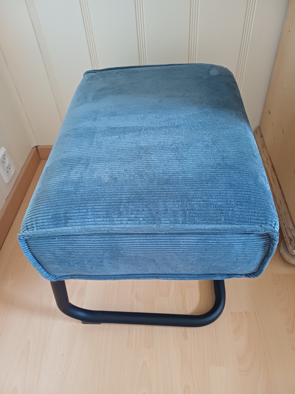 Supermooie WOOOD FAUTEUIL + HOCKER staalblauw, ribstof